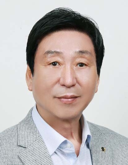               수월  이남규
문학그룹 샘문 부이사장한용운문학, 한국문학,샘
문시선, 대한시문협,공무
원문학,완도문학회원. 대
한시문협전남지회장 샘
문뉴스신춘문예 시,수필
당선신인문학상.대시협모
산문학상최우수상. 한용운
문학상. 
공저: 태초의 새벽처럼 
아름다운 사랑 외 다수