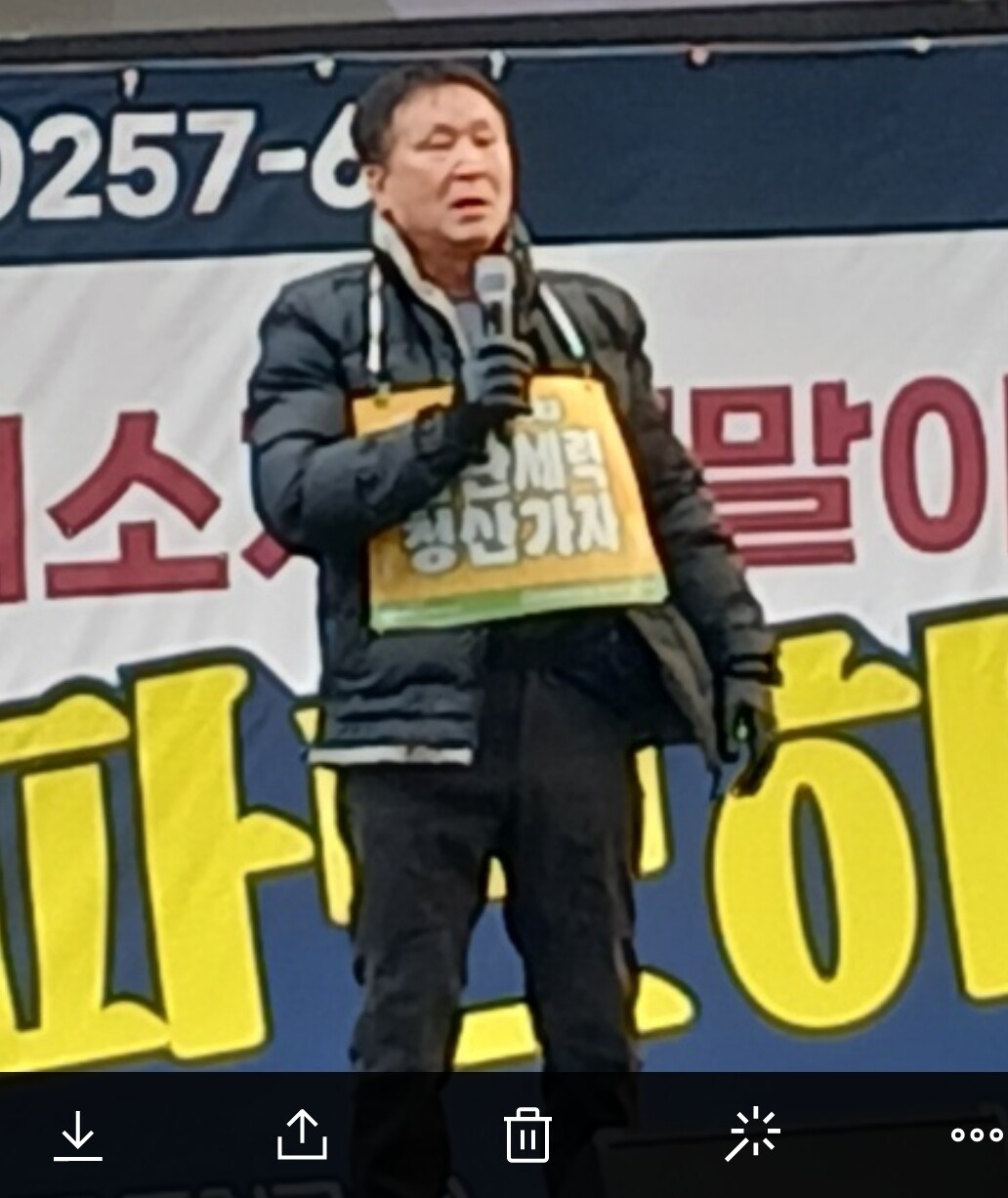 재일교포 건축가 김복출(나고야, 경남 양산시)씨가 8일 오후 부산 서면로터리 인근 옛 NC백화점 주변 도로에서 ‘윤석열 즉각퇴진 사회대개혁 부산비상행동’이 주관한 탄핵 찬성집회에 참석했다. 김씨는 시민자유발언 시간에 연단에 올라 5분 동안 탄핵 찬성 입장을 표명하는 발언을 하고 있다. 
 맹화찬 기자