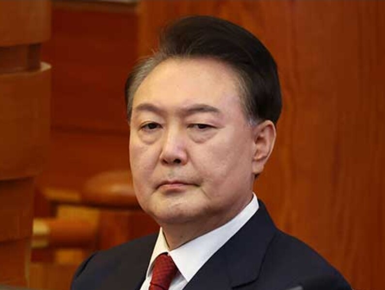 윤석열 대통령이 4일 헌법재판소의 탄핵소추 인용 결정으로 파면됐다.
사진은 지난 2월 헌법재판소 대법정에 피청구인 자격으로 출석, 침통한 표정으로 앉아 있는 윤 전 대통령. 로컬세계 자료사진