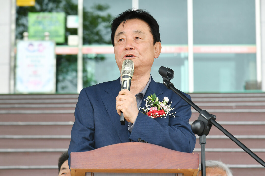  광덕초교 총동문 가족 체육대회에서 축사하는 최문순 군수

