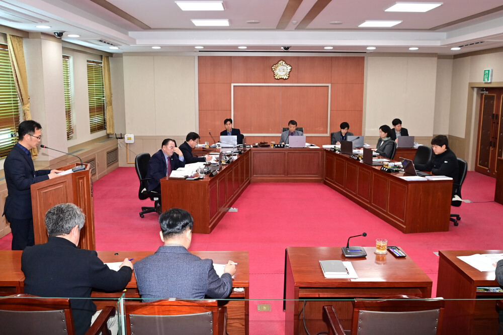 제289회 화천군의회(임시회) 제3차 예산결산 특별위원회가 열리고 있다. 로컬세계 자료사진