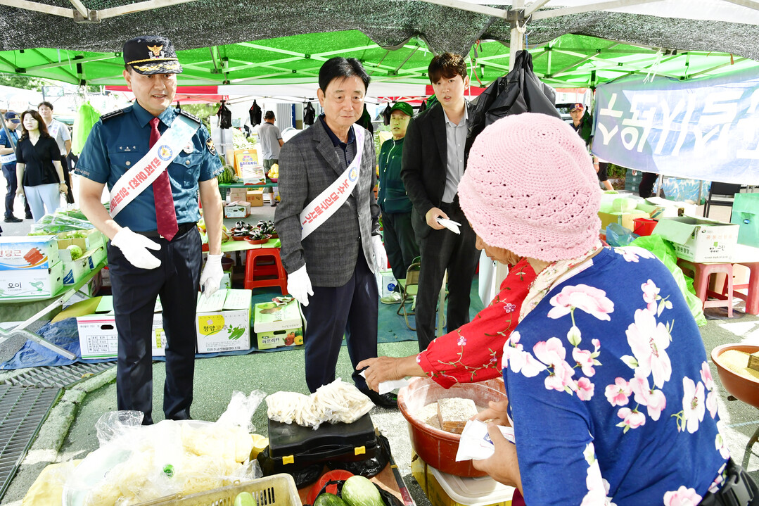 기초질서 확립 유관기관 합동 캠페인이 23일 화천시장과 시가지 일대에서 최문순 화천군수, 류희장 군의장, 권호석 화천경찰서장을 비롯한 지역 기관단체장과 회원들이 참여한 가운데 열렸다.
