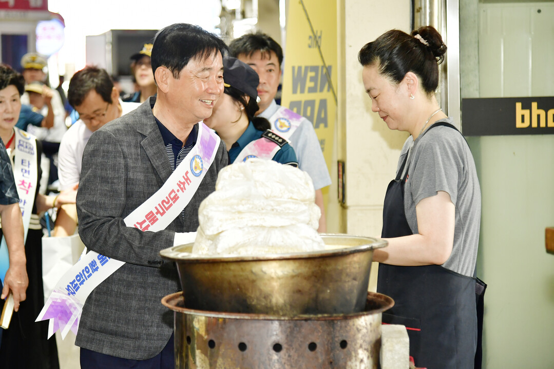 기초질서 확립 유관기관 합동 캠페인이 23일 화천시장과 시가지 일대에서 최문순 화천군수, 류희장 군의장, 권호석 화천경찰서장을 비롯한 지역 기관단체장과 회원들이 참여한 가운데 열렸다.