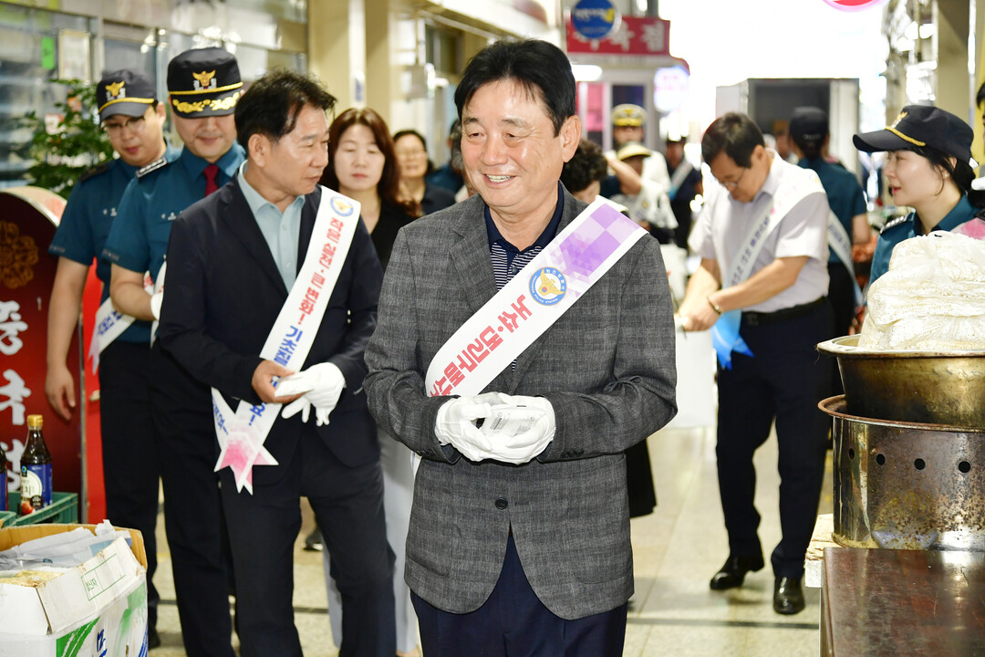 기초질서 확립 유관기관 합동 캠페인이 23일 화천시장과 시가지 일대에서 최문순 화천군수, 류희장 군의장, 권호석 화천경찰서장을 비롯한 지역 기관단체장과 회원들이 참여한 가운데 열렸다.