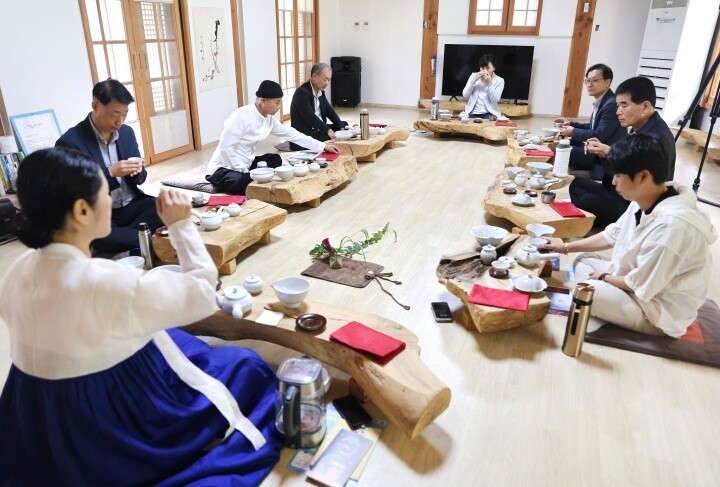 송미령 농림축산식품부 장관이 18일 전북 완주군 오성한옥마을을 방문해 농촌관광 준비 상황 및 체험시설 등을 점검한 후 다도 체험 프로그램에 참여하고 있다. (농림축산식품부 제공)

