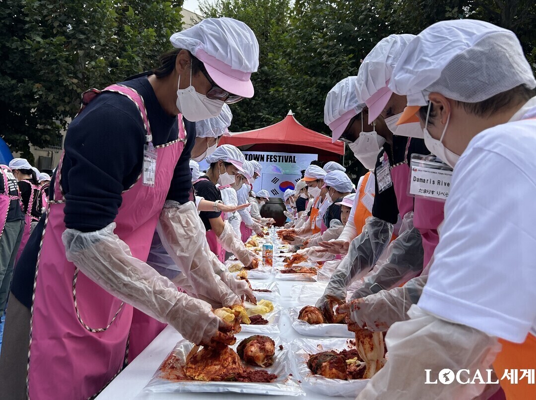 김치체험 하는 참가자둘 キムチ体験する参加者ら

한국학교 어린이들과 스텝들 기념사진 촬영 韓国学校子供達とスタッフ達記念撮影