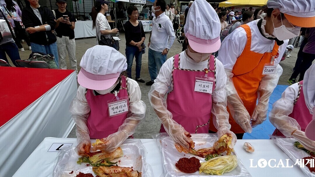 선생님의 설명을 듣고 김치를 만드는 어린이들　先生の説明を聞いてキムチを作る子供達

김치체험 하는 참가자둘 キムチ体験する参加者ら

한국학교 어린이들과 스텝들 기념사진 촬영 韓国学校子供達とスタッフ達記念撮影