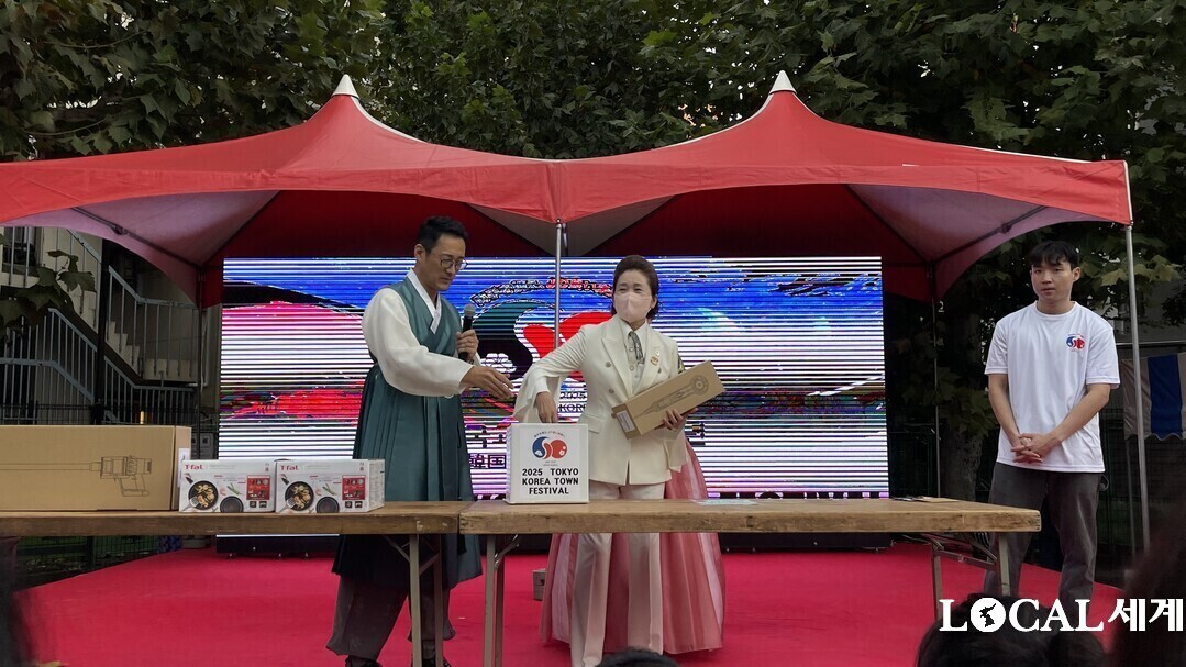 김운천 회장이 추첨을 하고 있다, キム・ウンチョン会長が抽選会をしている。

이번행사의 추진위원장이 추첨을 하고 있다.今回の行事の推進委員長が抽選回をしている。