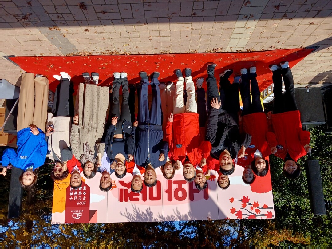  지난 1일 반려동물 문화축제인 제1회 유엔펫스타 행사가 부산 남구 유엔평화공원 내 잔디광장에서 열린 뒤 오은택 남구청장 등 관계자들이 무대에서 기념촬영을 하고 있다.  맹화찬 기자

