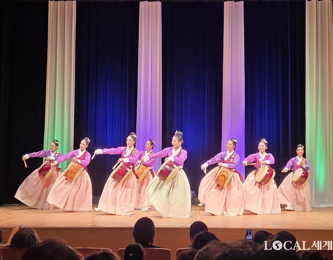 정애진한국무용단의 진도북춤.

정애진한국무용단의 삼고무 .