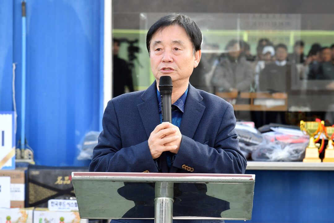 최문순 군수가 제28회 화천군 협회장기 테니스대회에서 격려사를 하고 있다
