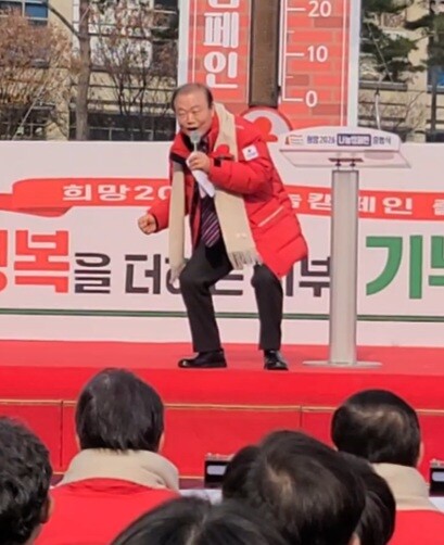 1일 출범식 현장에서 계열사인 은산컨테이너터미널㈜과 은산수출포장㈜ 명의로 총 2억원을 기부한 은산그룹 양재생(현 부산상공회의소 회장)이 특유의 역동적인 자세로 자신의 트레이드 마크인 "부산 희망2026 나눔캠페인 된다. 된다. 잘 된다. 화이팅 ~ "을 외치고 있다.
  