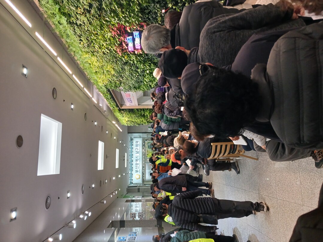 8일 ‘노인일자리 박람회’가 열린 부산 남구청 1층 행사장 앞에 50~70대 고령층 구직자들이 구름처럼 몰려들어 행렬이 수십m에 달하고 있다.
