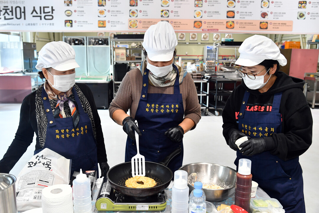  2026 화천산천어축제 매점 입점 신청단체 품평회가 12일 (재)나라 산천어 식당에서 최문순 군수, 이보은 요리 연구가를 비롯해 입점 신청단체 회원들이 참석한 가운데 열렸다. 
