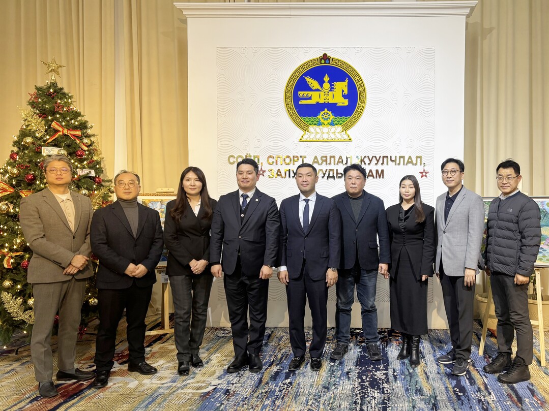 이민호 강원랜드 관광마케팅본부장 직무대행(오른쪽 두번째)이 지난 19일 울란바토르 문화체육관광부 사무실에서 다쉬냠 간조리그 차관(가운데)과 MOU 체결 후 기념촬영을 하고 있다. 강원랜드 제공

