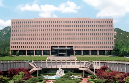 법무부가 입주한 정부과천청사 1동 전경. (출처=법무부 - 나무위키)

