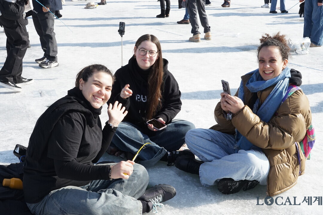 2026 화천산천어축제 개막 후 두 번째 주말인 17일 오후, 축제장을 찾은 외국인 관광객들이 산천어 얼음낚시를 즐기고 있다. 

2026 화천산천어축제 두번째 주말인 17일, 이른 시간부터 축제장을 찾은 관광객들이 화천천의 드넓은 얼음판 위를 가득 채웠다.
