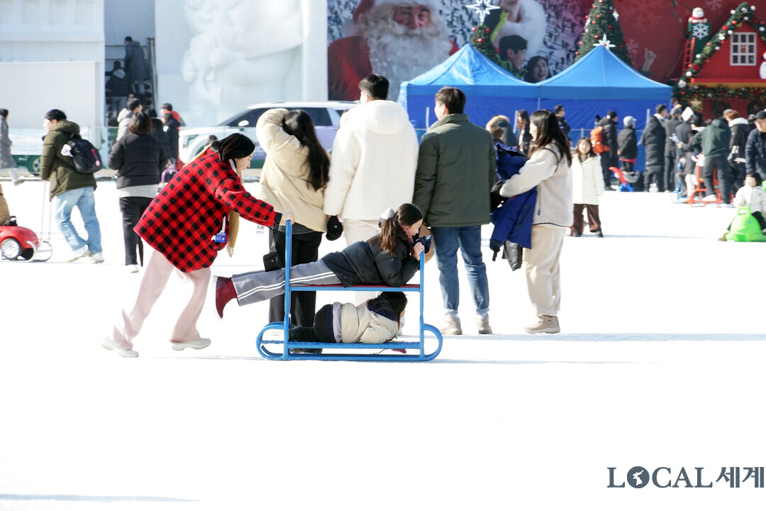 2026 화천산천어축제 개막 후 두 번째 주말인 17일 오후, 축제장을 찾은 가족 단위 관광객들이 썰매를 즐기고 있다. 

2026 화천산천어축제 개막 후 두 번째 주말인 17일 오후, 축제장을 찾은 외국인 관광객들이 산천어 얼음낚시를 즐기고 있다. 

2026 화천산천어축제 두번째 주말인 17일, 이른 시간부터 축제장을 찾은 관광객들이 화천천의 드넓은 얼음판 위를 가득 채웠다.