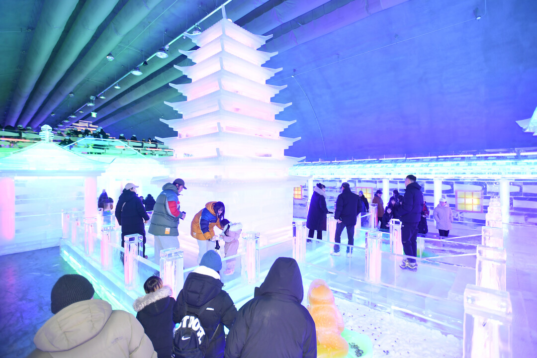 18일, 화천군 화천읍 서화산 다목적광장에 조성된 실내얼음조각광장이 주말 산천어축제를 찾은 관광객들로 붐비고 있다. 

