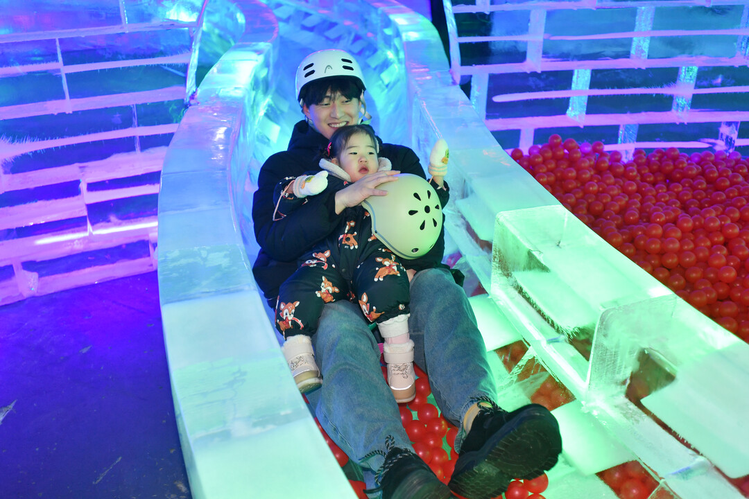 18일, 화천군 화천읍 서화산 다목적광장에 조성된 실내얼음조각광장이 주말 산천어축제를 찾은 관광객들로 붐비고 있다. 

