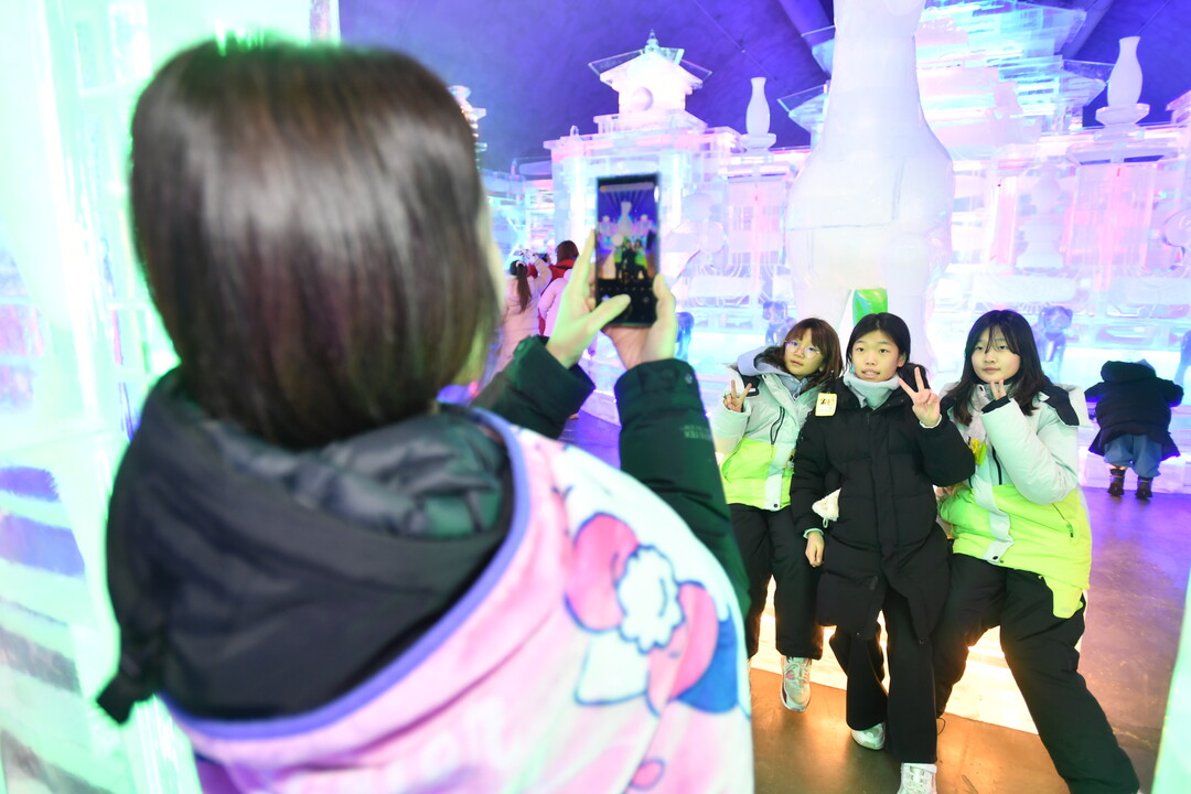 18일, 화천군 화천읍 서화산 다목적광장에 조성된 실내얼음조각광장이 주말 산천어축제를 찾은 관광객들로 붐비고 있다. 

