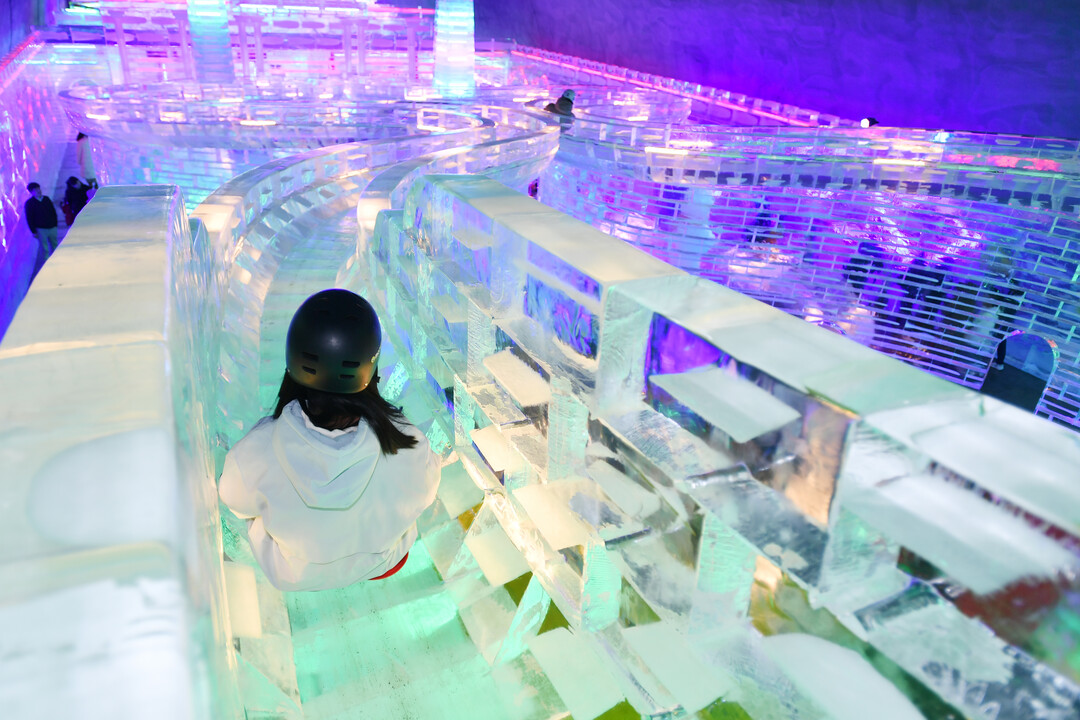 18일, 화천군 화천읍 서화산 다목적광장에 조성된 실내얼음조각광장이 주말 산천어축제를 찾은 관광객들로 붐비고 있다. 

