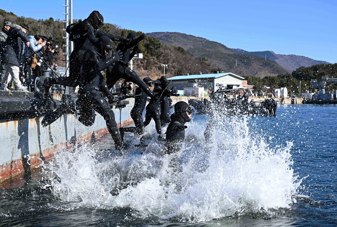 해군 심해잠수사, 진해 군항서 혹한기...