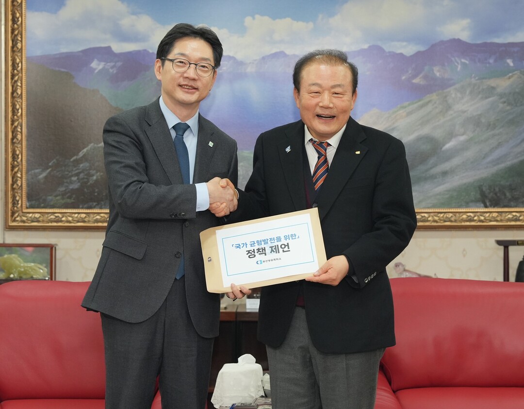 양재생 부산상공회의소 회장이 22일 오후 부산상의 회장실에서 김경수 지방시대위원회 위원장에게 ‘정책제안’ 건의서를 건넨 뒤 기념촬영을 하고 있다. 부산상의 제공

부산상공회의소가 22일 오후 부산상의 2층 상의홀에서 개최한 김경수 지방시대위원장 초청특강