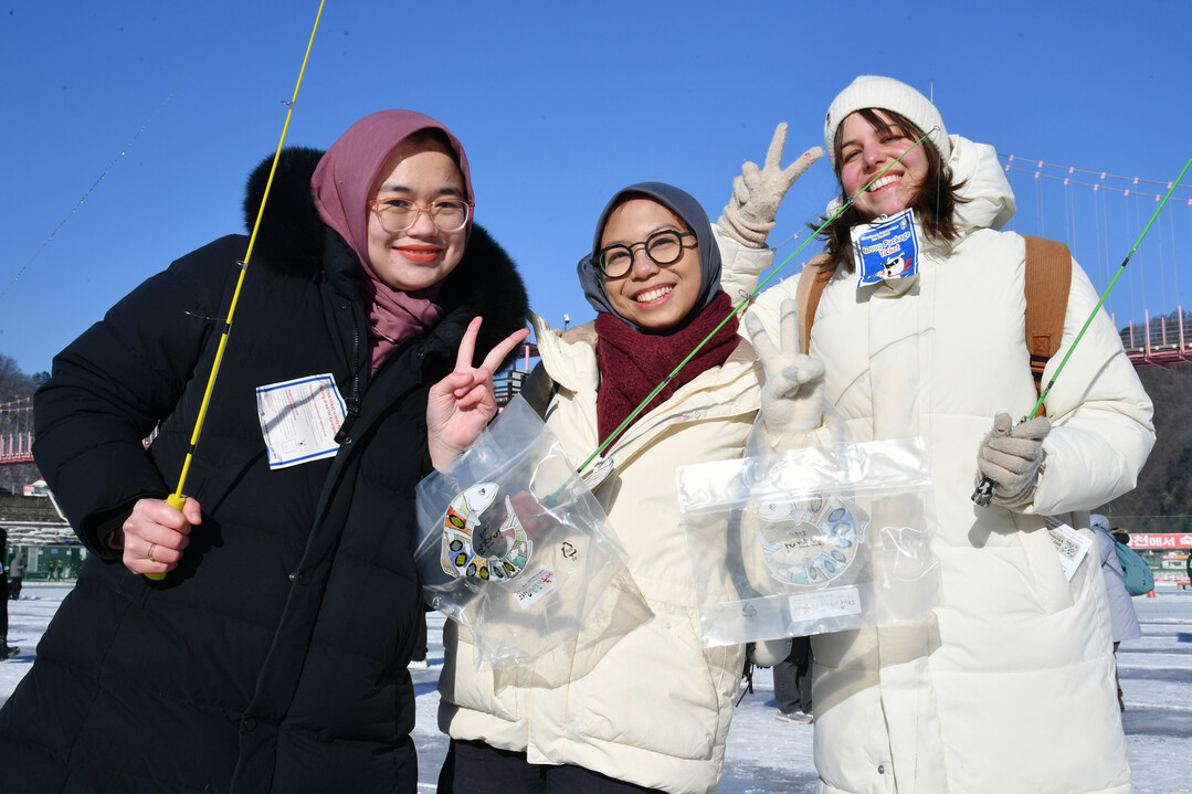 27일, 주말을 맞아 화천산천어축제장을 찾은 외국인 관광객들이 얼음낚시 체험을 즐기고 있다.