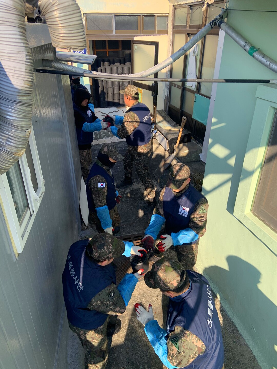 53사단 부산여단, 연탄 부족한 신선...