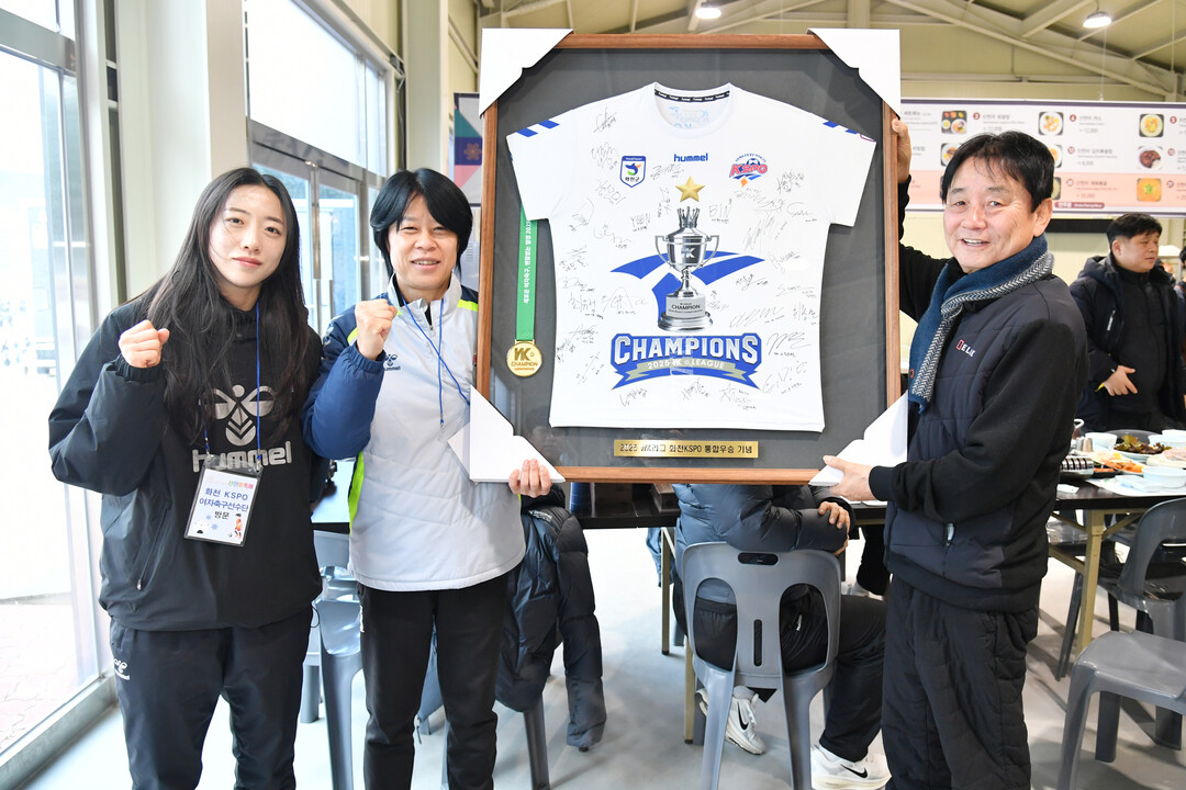 화천KSPO 선수단과 강선미 감독 화...