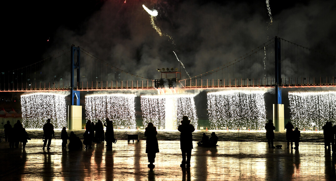 얼음 위 23일, 세계를 낚다… 화천산천어축제의 묵직한 완주