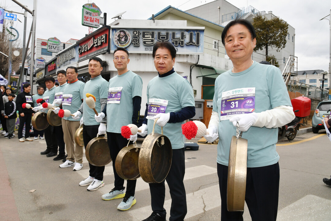  3.1절 107주년 기념, 제27회 화천군민 건강 달리기 대회 출발에 앞서 최문순 군수, 류희상 군의장(오른쪽 첫번째부터) 등이 기념촬영을 하고 있다(화천군청 제공)

