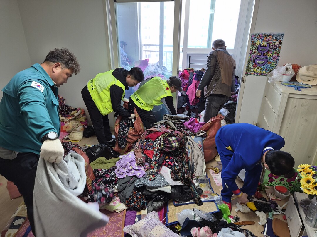 옷더미 속 방치된 집, ‘숨 쉬는 공...