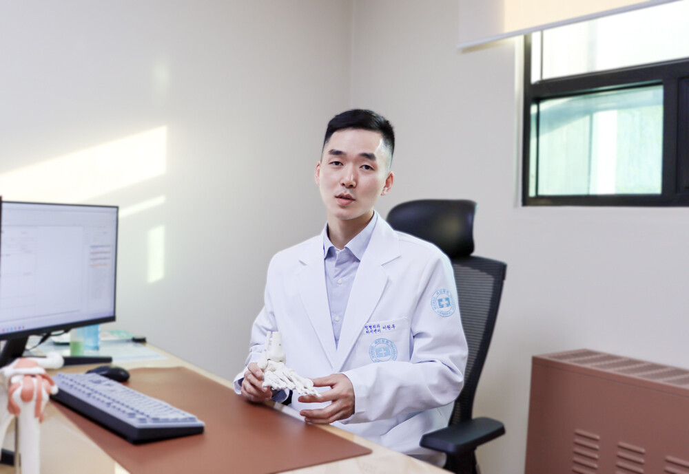 무지외반증 치료 미룰수록, 발 전체 변형에 걸음걸이도 틀어진다