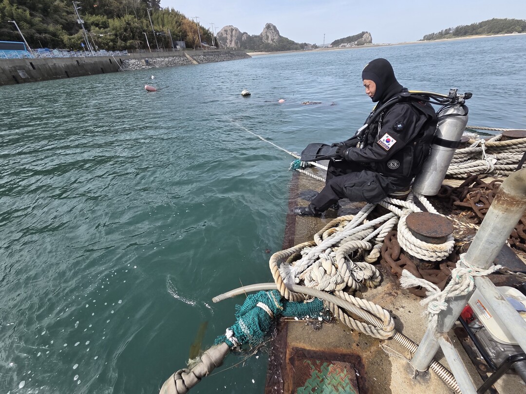 군산해경, 선유도 침수선박 신속 대응...