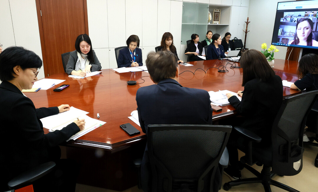 4월 23일 성평등가족부 장관 접견실에서 진행된 유엔아동권리위원회 위원장-「형사미성년자 연령 관련 사회적 대화 협의체」-유니세프 한국위원회 간담회(사진제공=성평등가족부)
 