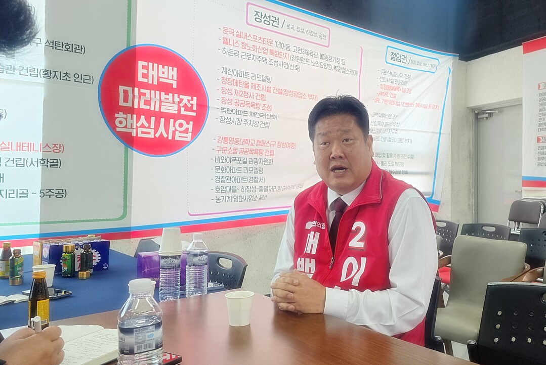 이상호 국민의힘 강원 태백시장 후보가 28일 오전 선거사무소에서 후보 등록 이후 첫 공약 발표를 하고 있다. 이상호 후보 선거사무소 제공

