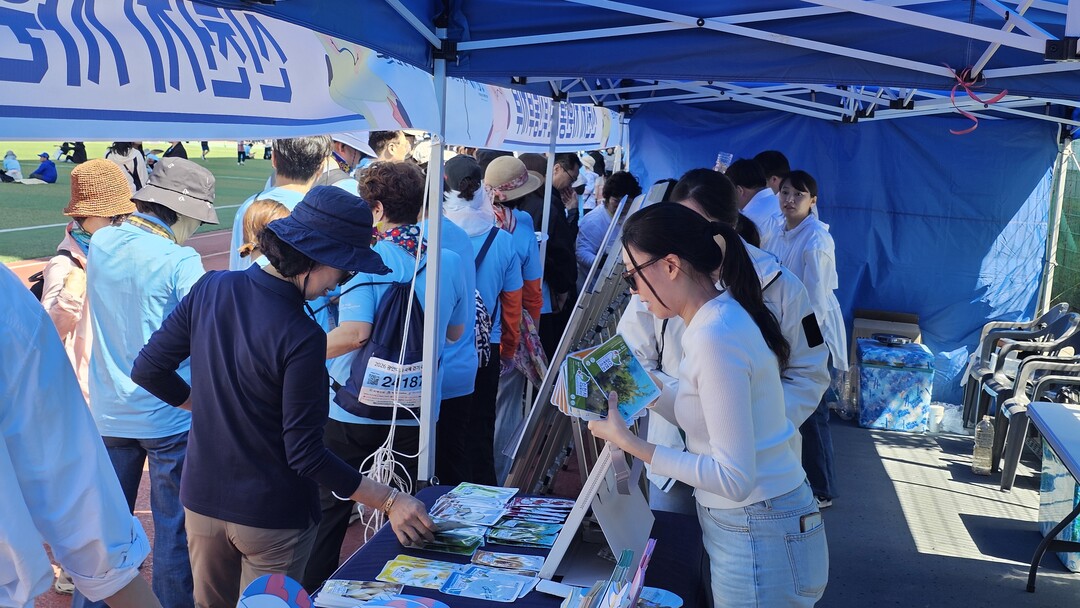 광안대교 국제걷기축제 현장서 시민 대상 '마약근절 캠페인' 전개돼