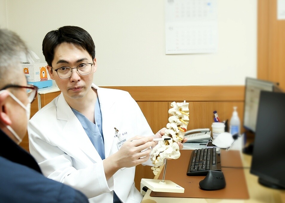 ‘걷기가 예전 같지 않아요’ 정상압수두증 진단과 척추센터 치료