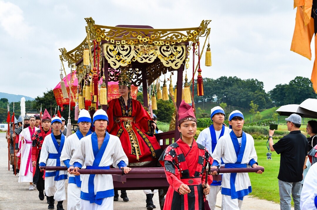 주말마다 첨성대에 선덕여왕 뜬다…경주...