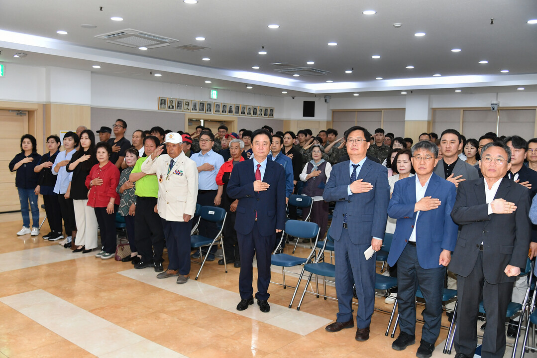 민선 8기 화천군 마지막 월례조회 및 월간 주요업무 보고회의가 8일 군청에서 최문순 군수, 안중기 부군수를 비롯한 각 실과소장, 직원들이 참석한 가운데 열렸다. 

