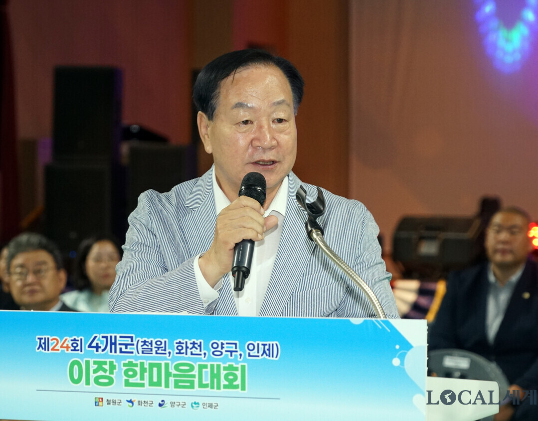 한기호 국회의원이 ‘제24회 4개군(철원 화천 양구 인제) 이장 한마음대회’에서 축사를 하고 있다

한기호 국회의원(가운데)이 4개군(철원 화천 양구 인제) 군의회 의장을 소개하고 있다