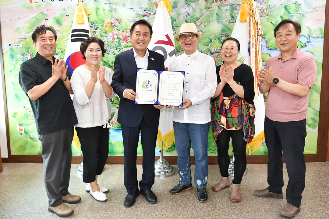 [포토] 감사장 전달받는 김세훈 화천...