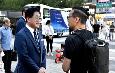 퇴근길 구래역에 나타난 이기형 김포시장…시민들 만나 “무엇이 불편합니까”