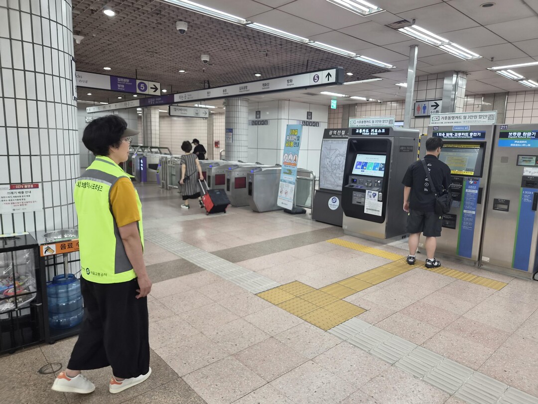 지하철역서 먼저 손 내미는 어르신들…교통약자 돕는 ‘보행약자 서포터즈’