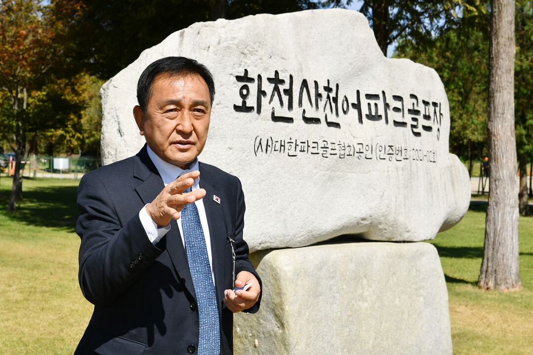김세훈 군수가 파크골프 예비 지도자 화천군 파크골프 팸투어 행사에서 인사말을 하고 있다(화천군청 제공)
