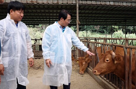 “한우값보다 생산비가 문제”…강진군수, 축산 2세 농가 현장 방문